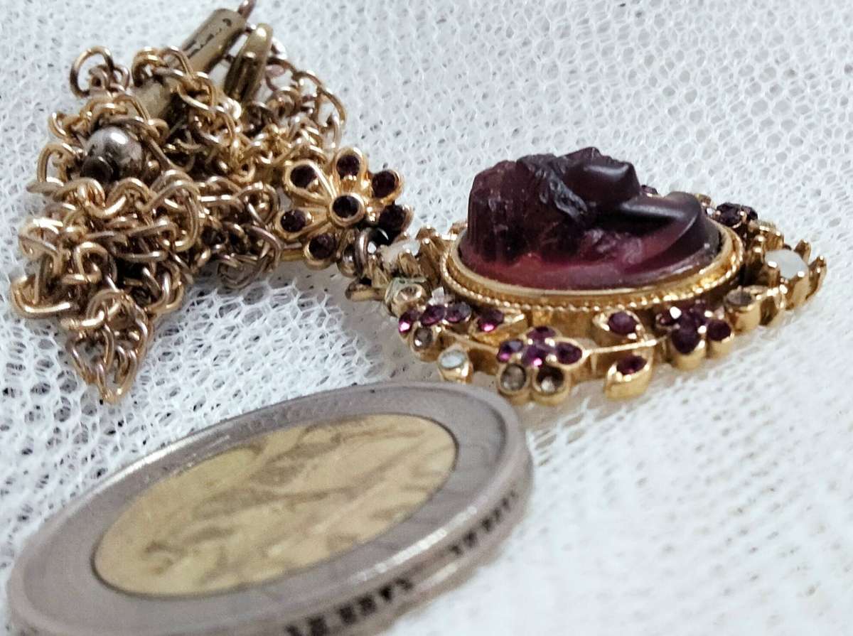 Necklace 1980 CAMEO 3D Glass Amethyst fab Rhinestones in flowers+leaves rope trim chain gold tone
