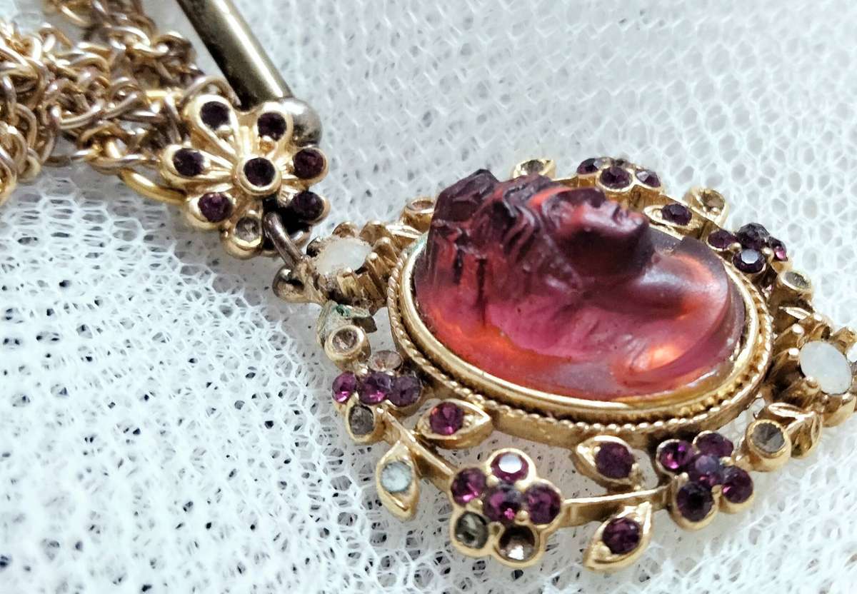 Necklace 1980 CAMEO 3D Glass Amethyst fab Rhinestones in flowers+leaves rope trim chain gold tone