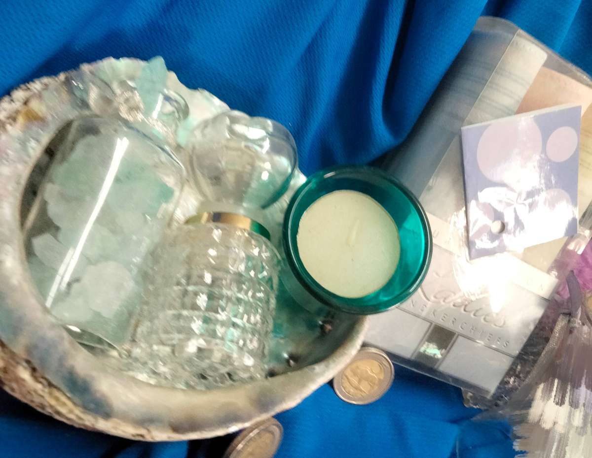 Abalone organic shell+2 glass bottles 1 full blue salt crystals+Perfume empty+stopper 3 hankies