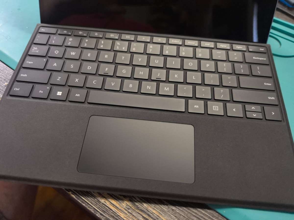 Microsoft Surface Pro 9 + Keyboard + Pen