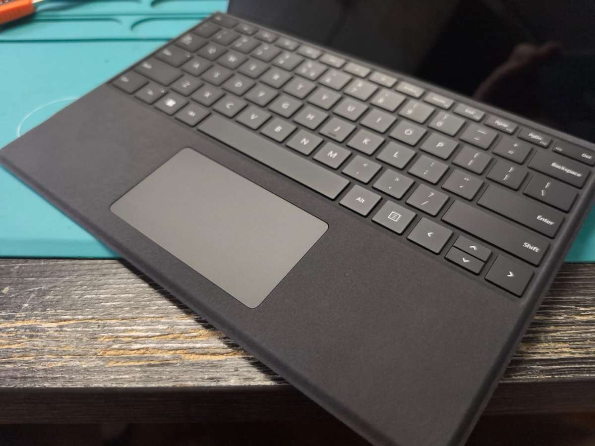 Microsoft Surface Pro 9 + Keyboard + Pen