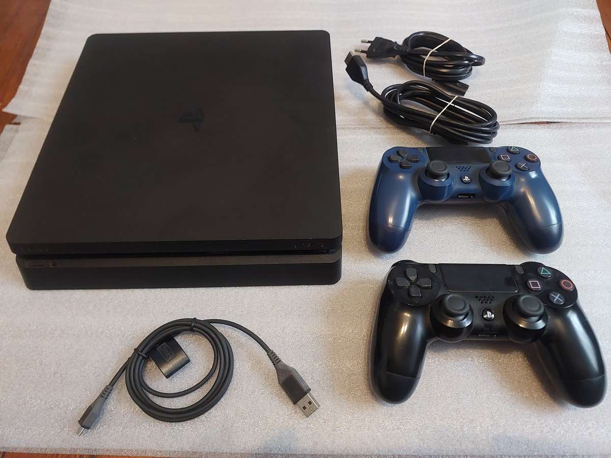 PLAYSTATION 4 SLIM 500GB + 6 games + 2 controllers