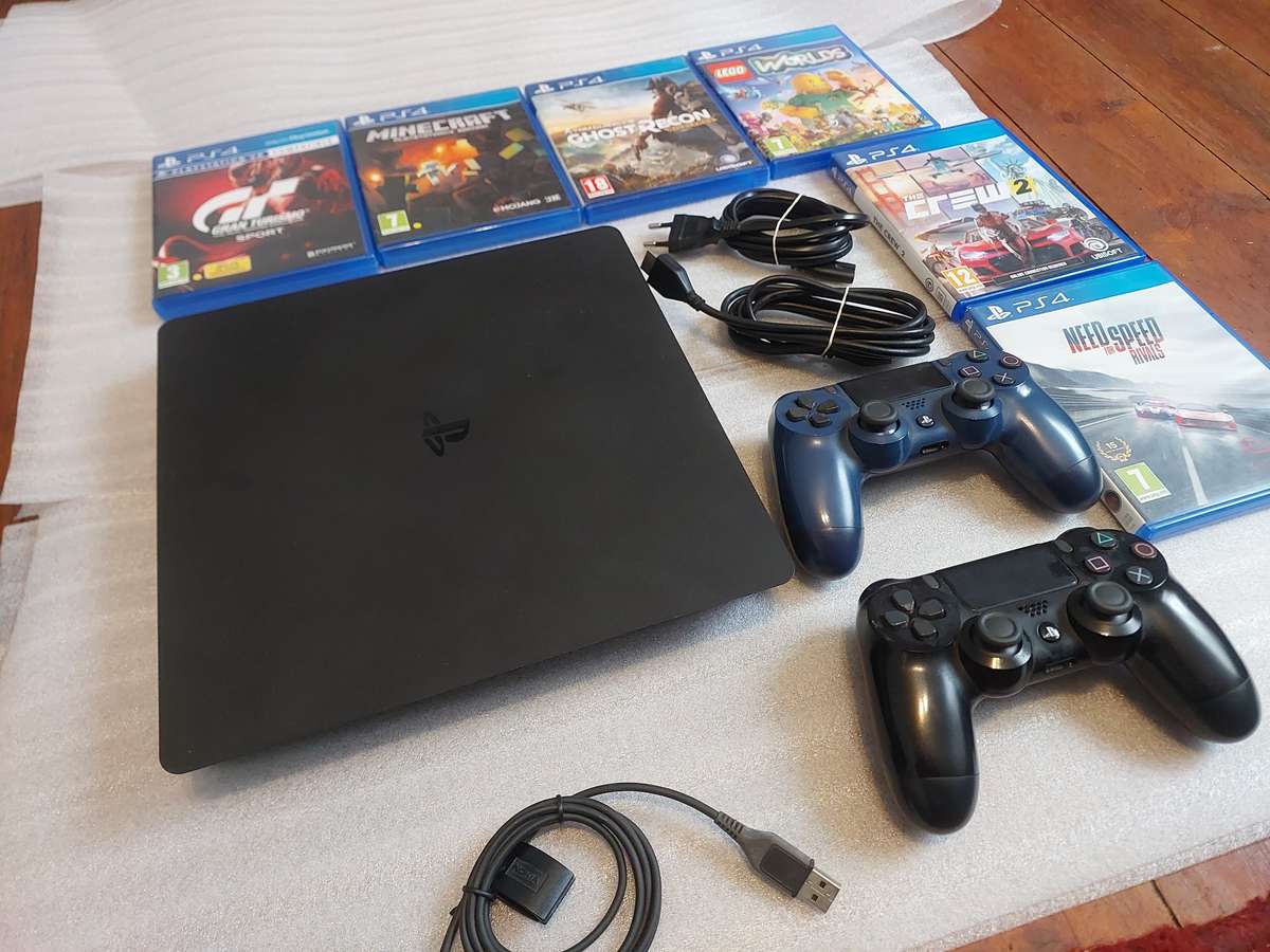 PLAYSTATION 4 SLIM 500GB + 6 games + 2 controllers