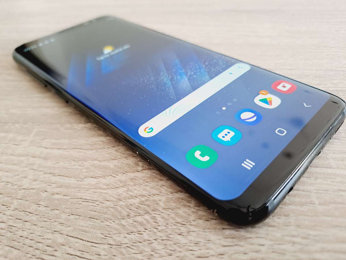 Samsung S8 - 64GB - Midnight Black - Small crack on screen