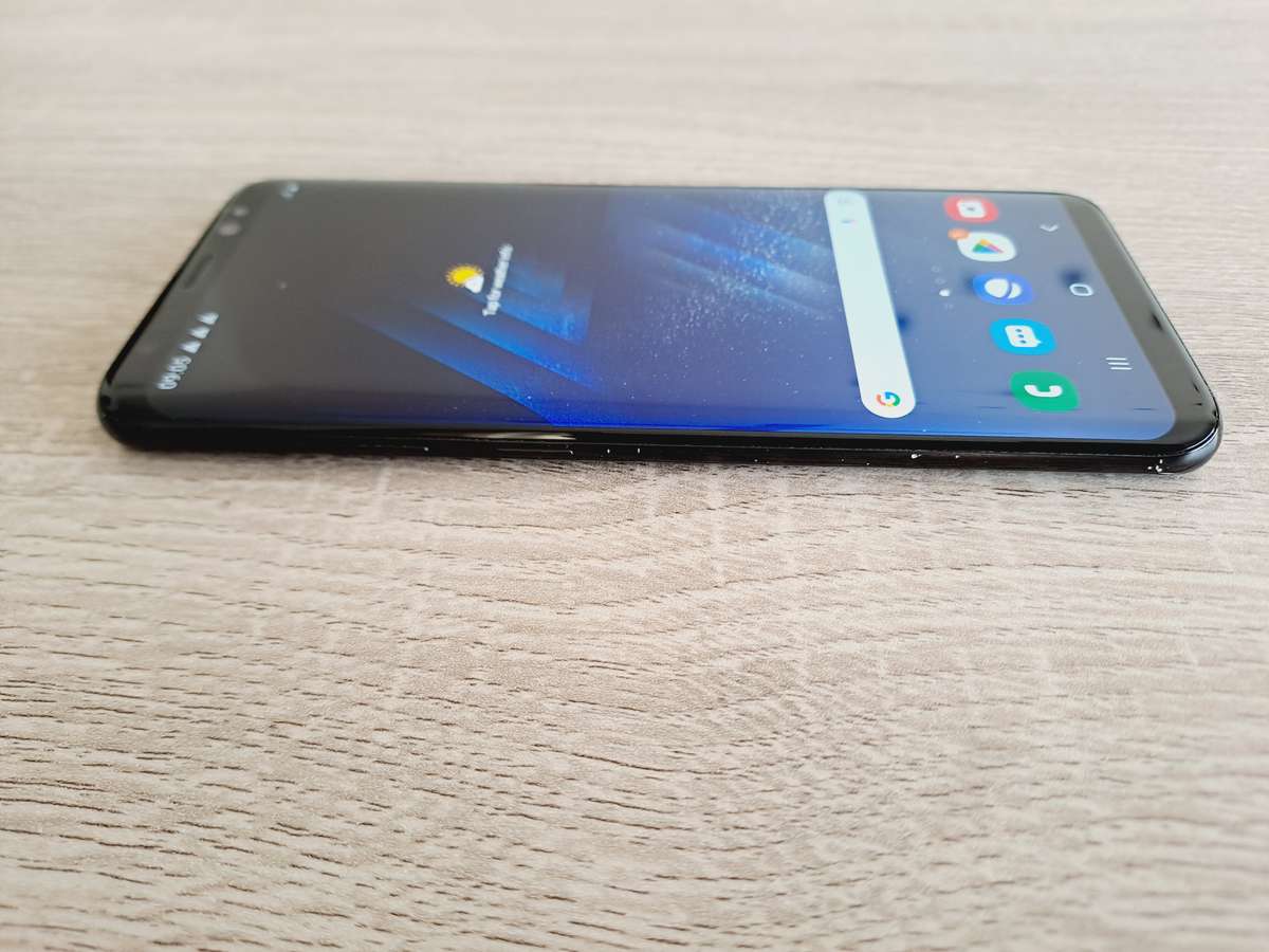 Samsung S8 - 64GB - Midnight Black - Small crack on screen