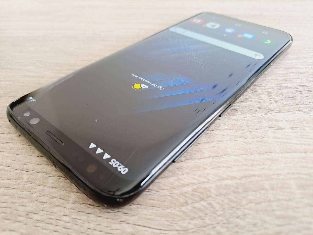Samsung S8 - 64GB - Midnight Black - Small crack on screen