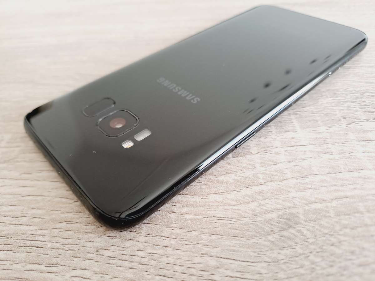Samsung S8 - 64GB - Midnight Black - Small crack on screen