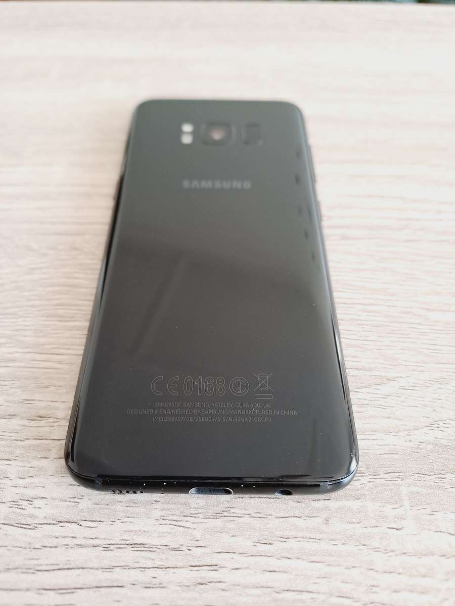 Samsung S8 - 64GB - Midnight Black - Small crack on screen