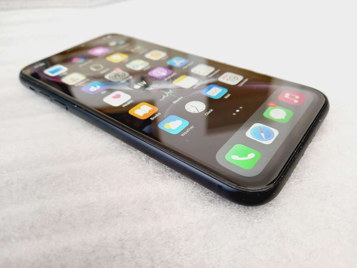 APPLE IPHONE XR - BLACK - 64GB - ICLOUD LOCKED - Selling for spares