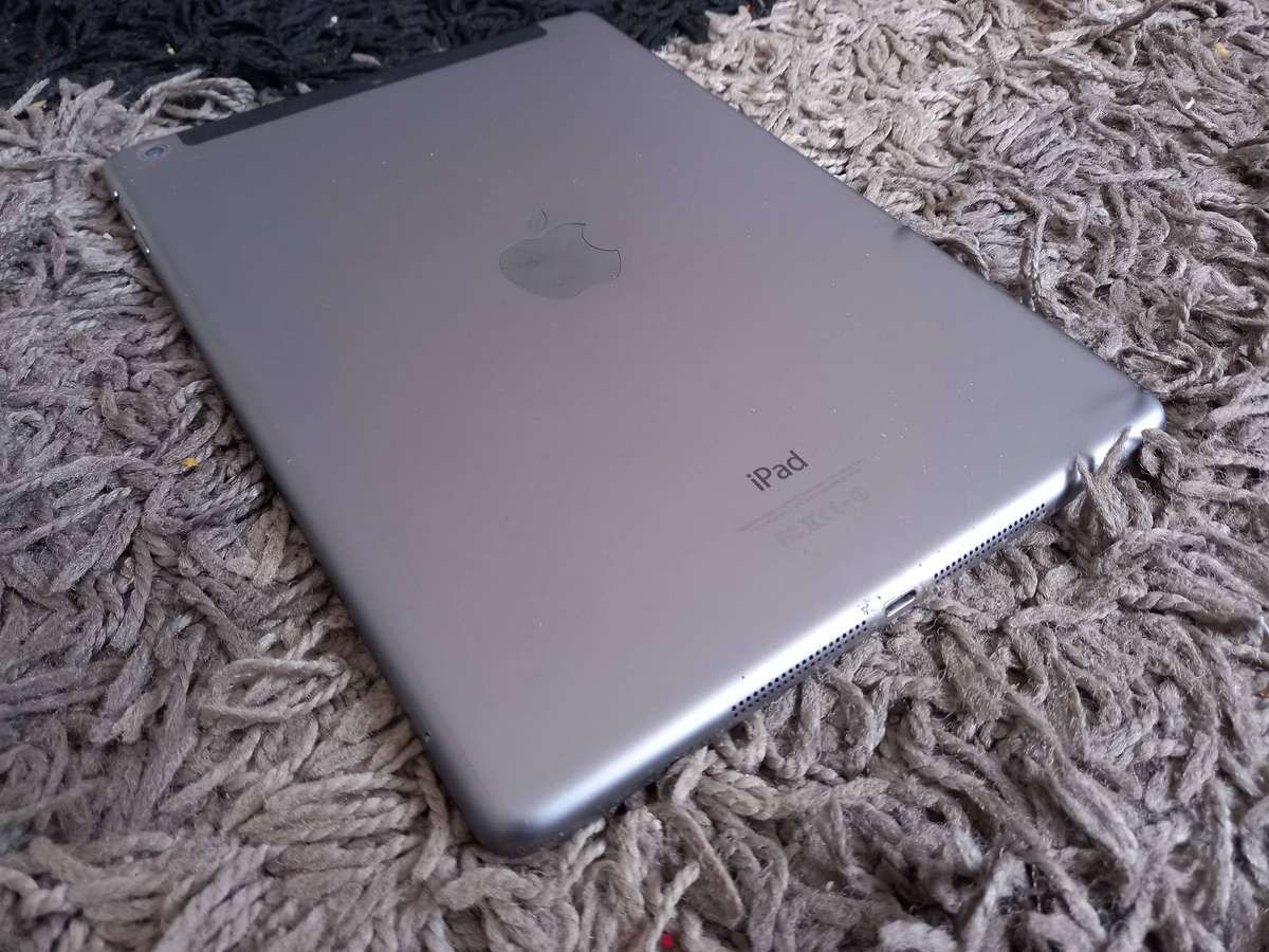 APPLE IPAD AIR 16GB - WIFI - SPACE GREY - cracked screen