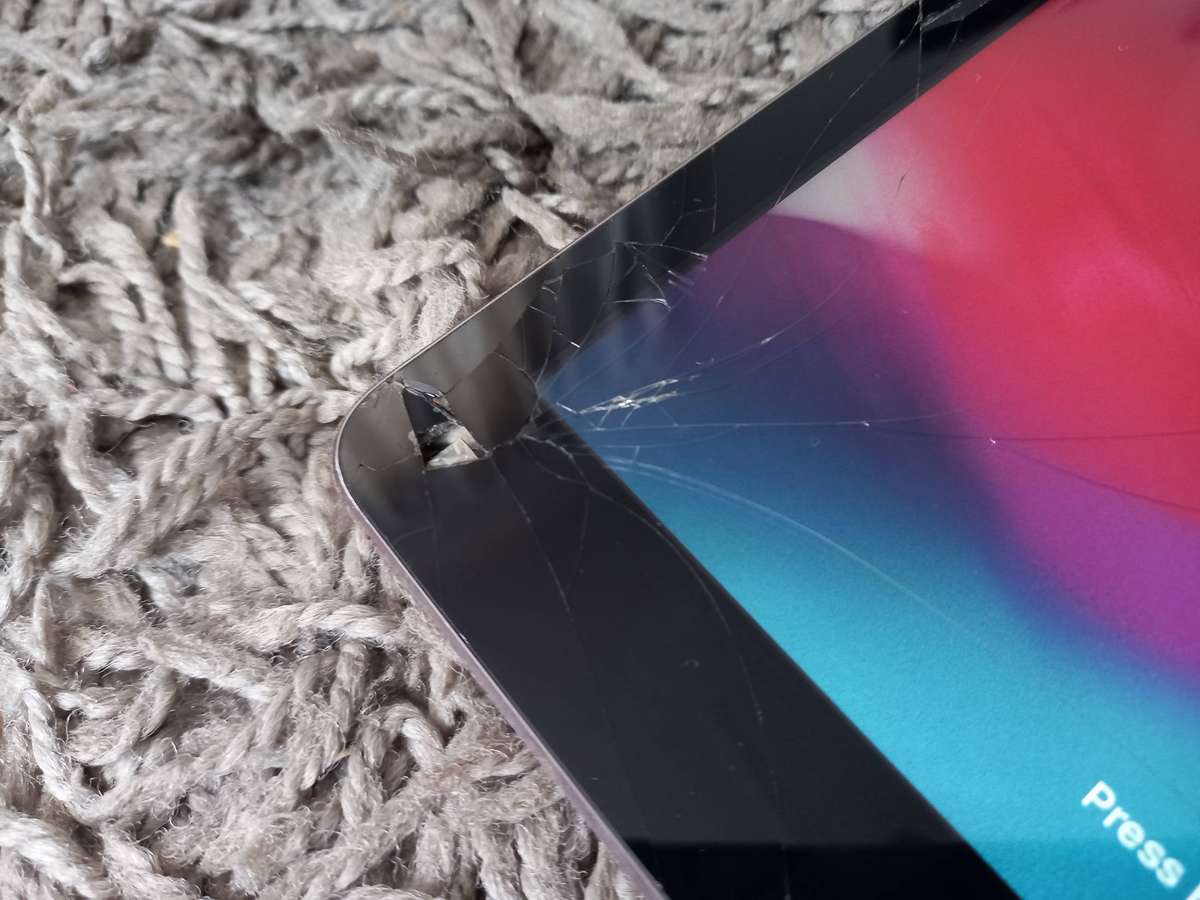 APPLE IPAD AIR 16GB - WIFI - SPACE GREY - cracked screen