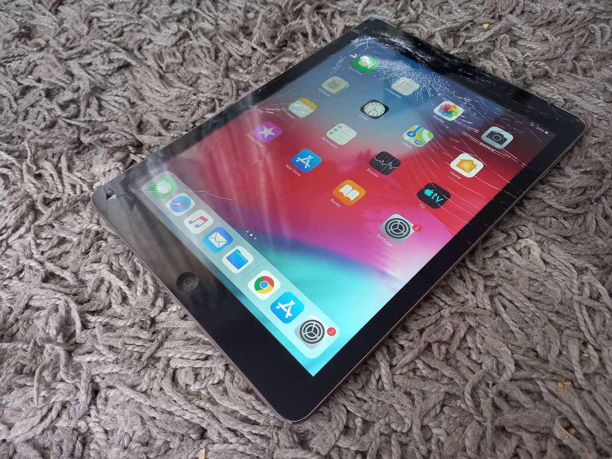 APPLE IPAD AIR 16GB - WIFI - SPACE GREY - cracked screen