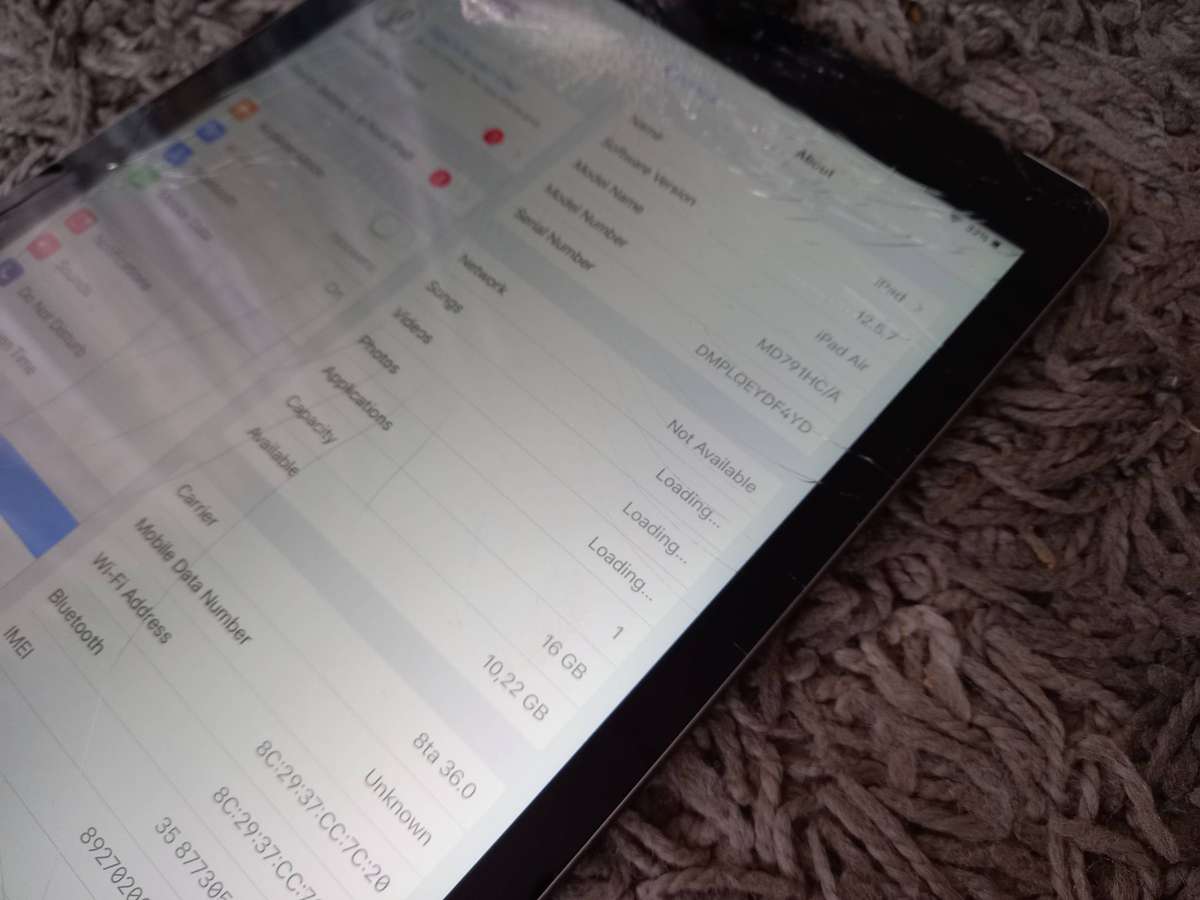 APPLE IPAD AIR 16GB - WIFI - SPACE GREY - cracked screen