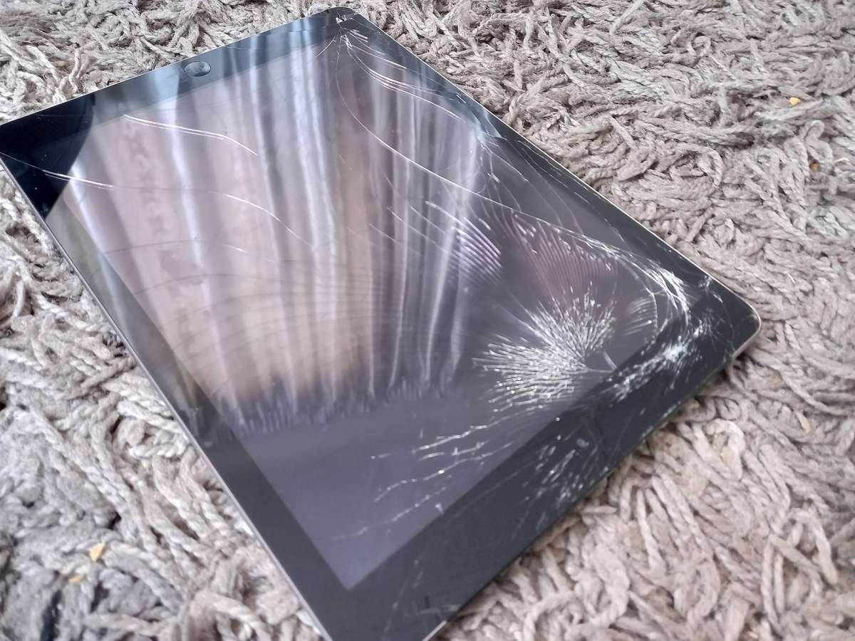 APPLE IPAD AIR 16GB - WIFI - SPACE GREY - cracked screen