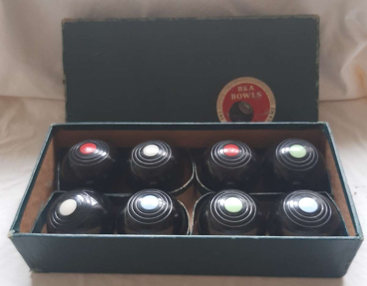 SET OF BANDA INDOOR CARPET BOWLS IN ORIGINAL BOX