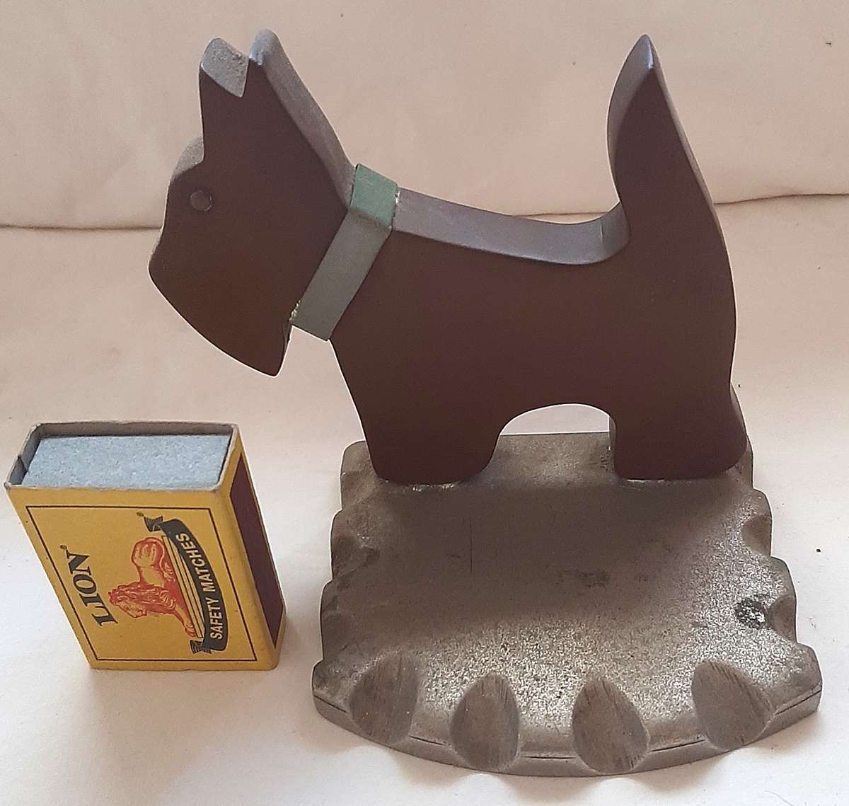 1930S ART DECO BAKELITE AND METAL SCOTTIE DOG PAPERWEIHT
