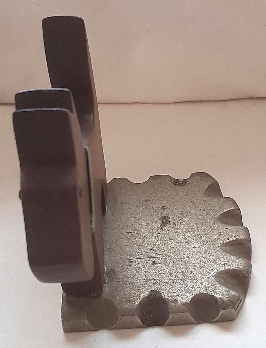 1930S ART DECO BAKELITE AND METAL SCOTTIE DOG PAPERWEIHT