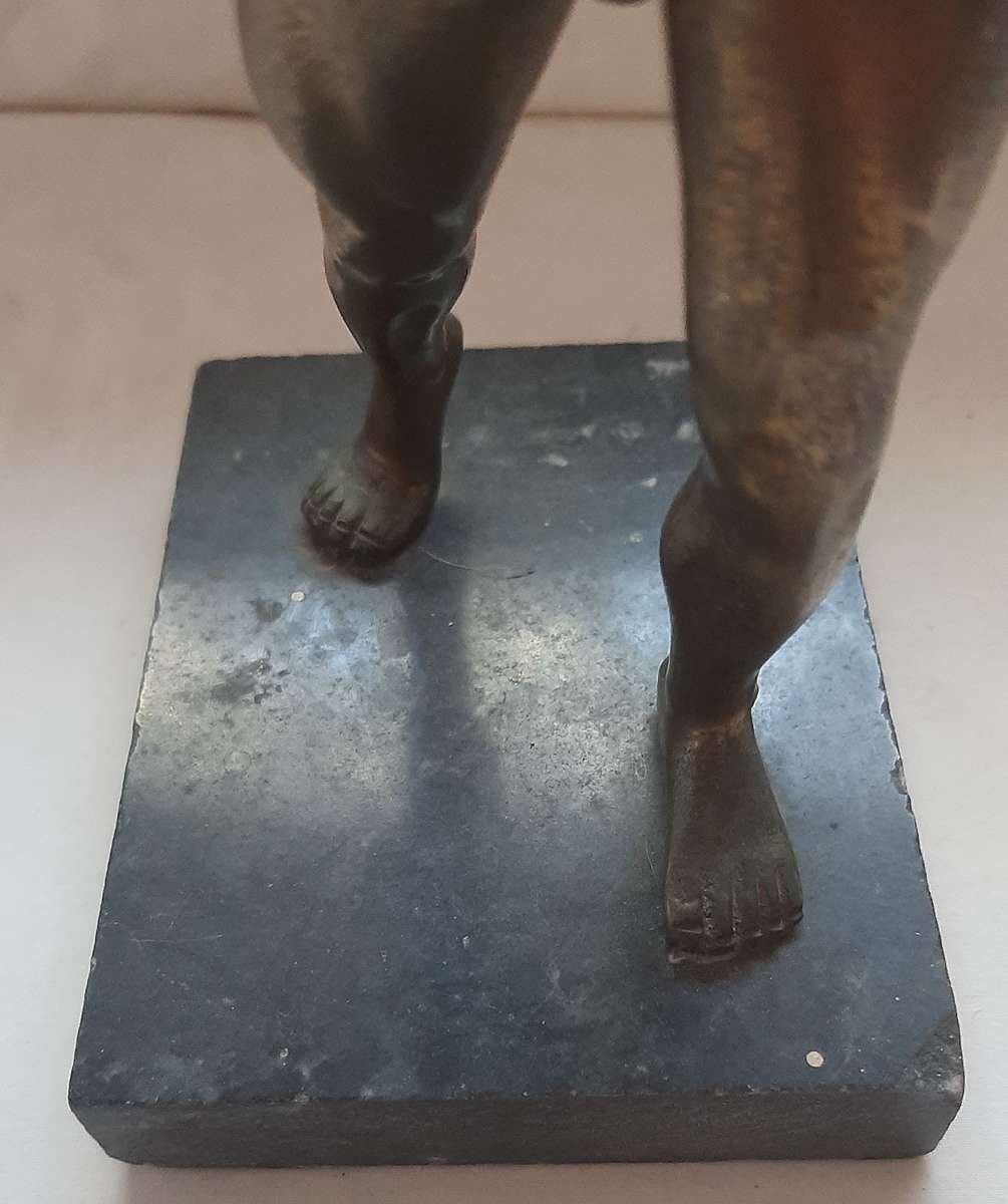 BRONZE NAKED MALE DISCUS THROWER STATUETTE ON MARBLE BASE