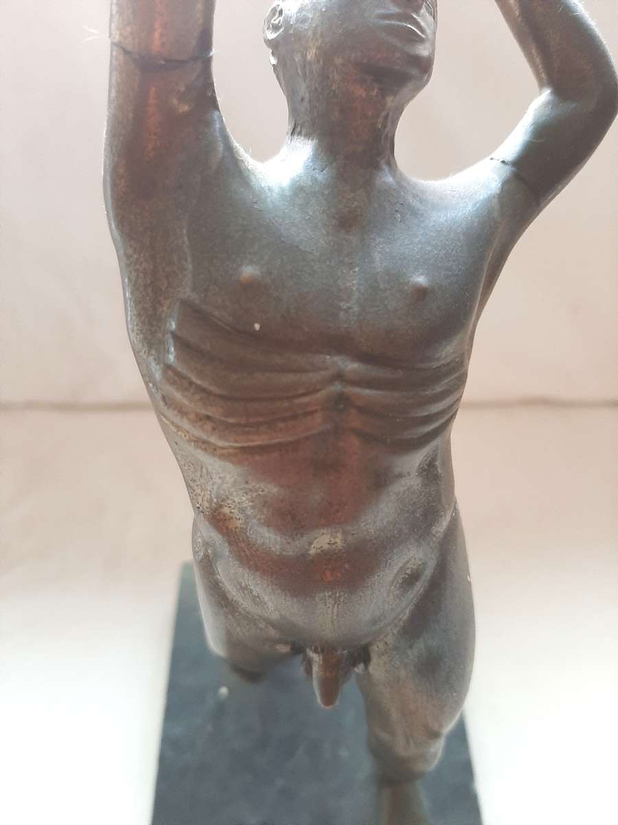 BRONZE NAKED MALE DISCUS THROWER STATUETTE ON MARBLE BASE