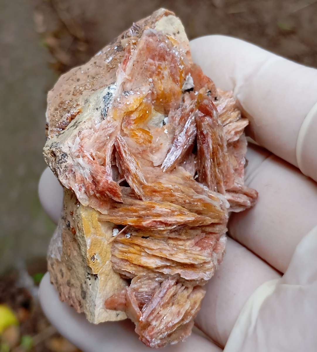 Vanadinite baryte goethite - Mibladen mining district Morocca