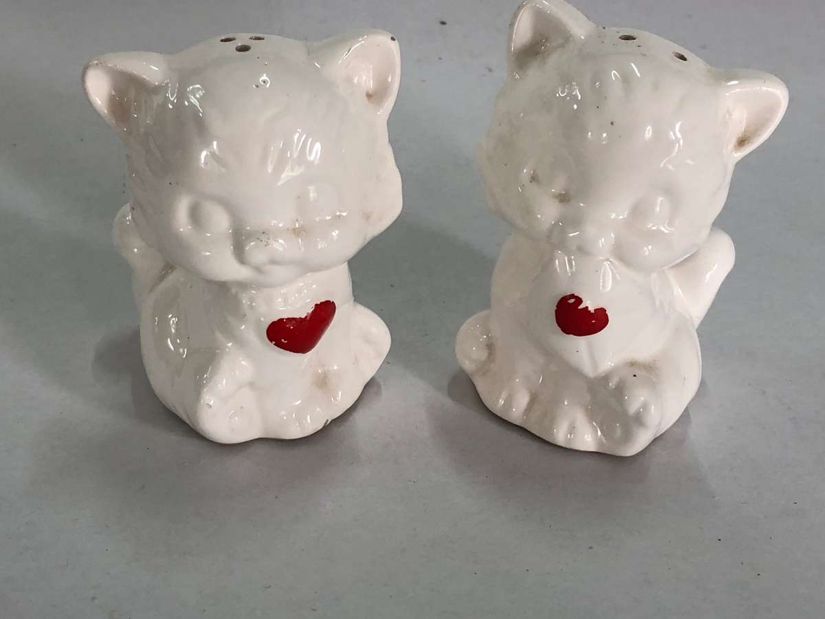 Beautiful Set of Cat Salt and Pepper Shakers