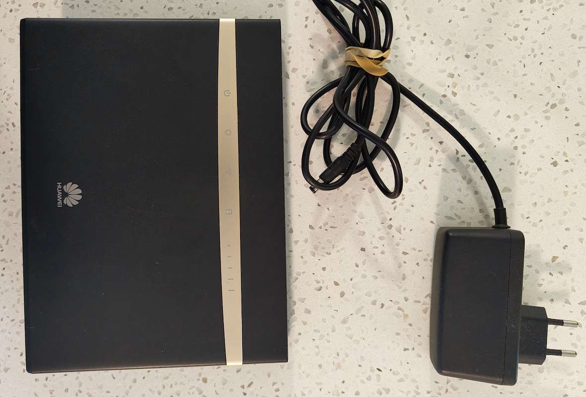 HUAWEI WiFi ROUTER - TAKES SIM