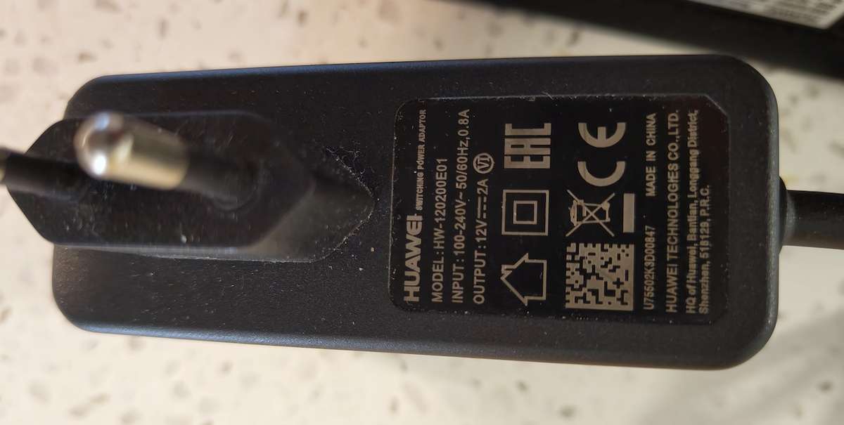 HUAWEI WiFi ROUTER - TAKES SIM