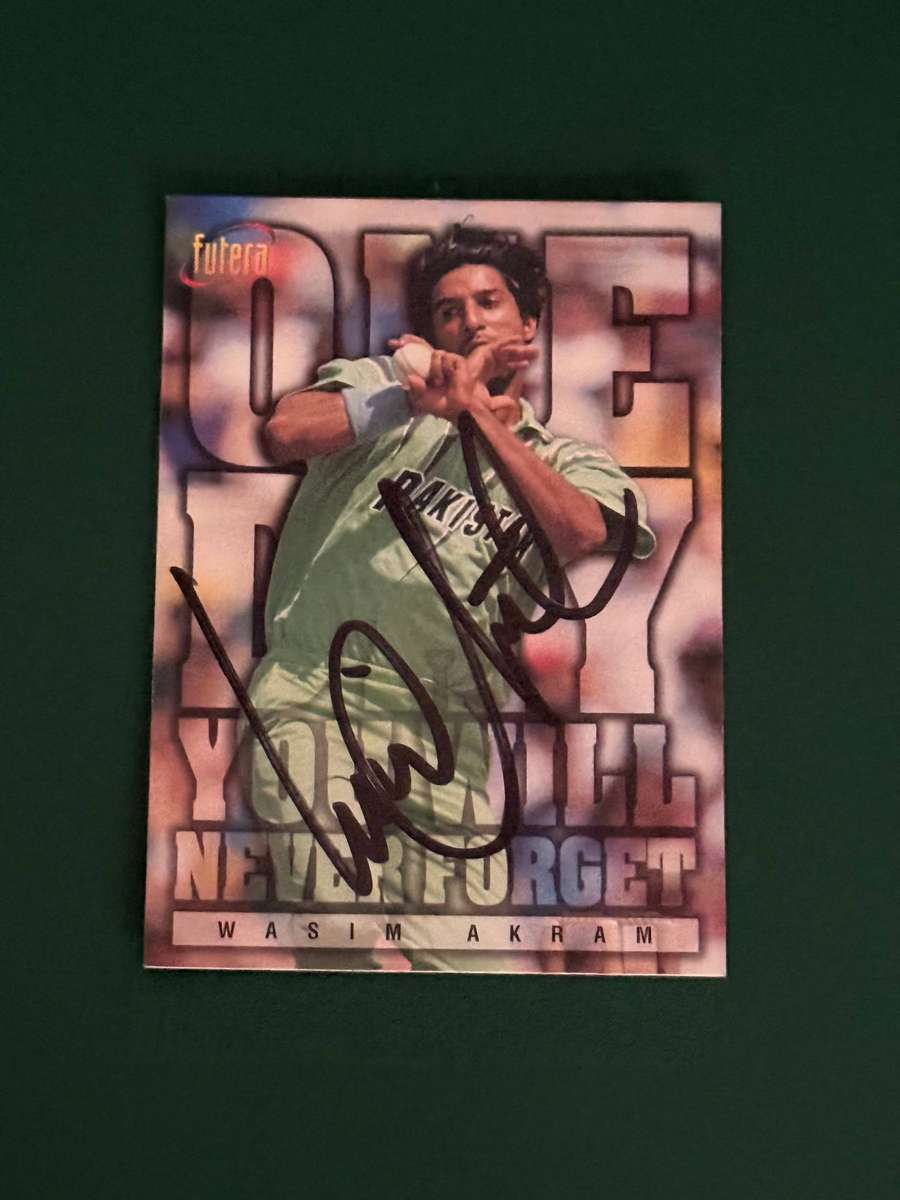Cricket Card - *SIGNED* Wasim Akram 1996 Futera Cricket Card