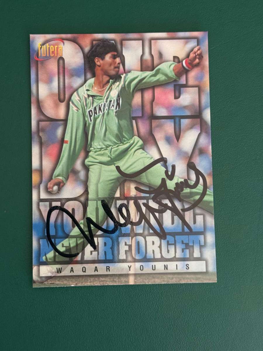 Cricket Card - *SIGNED* Waqar Younis (Nr69) 1996 Futera Cricket Card