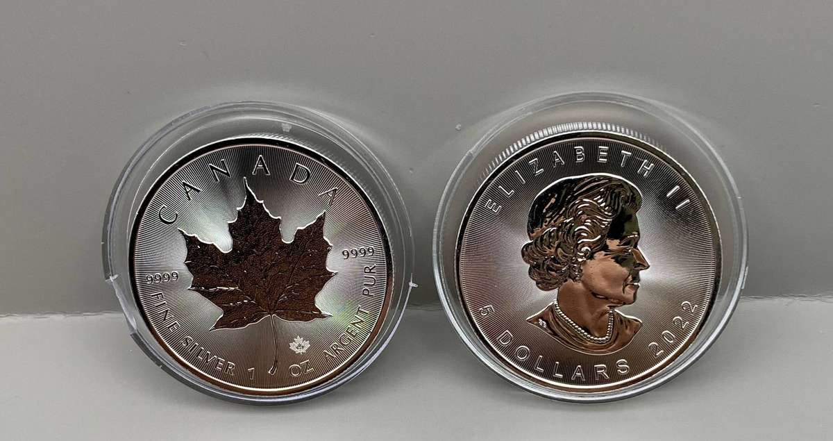 2022    CANADIAN  MAPLE LEAF -       1oz PURE SILVER    QUEEN ELIZABETH 11