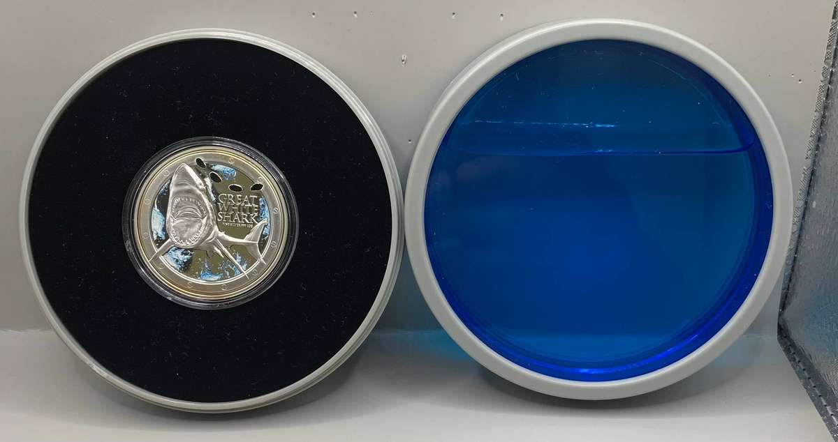 (  MOST CREATIVE  )    2012  GREAT WHITE SHARK  1oz SILVER WITH A SPECIAL FEATURE OF REAL WATER