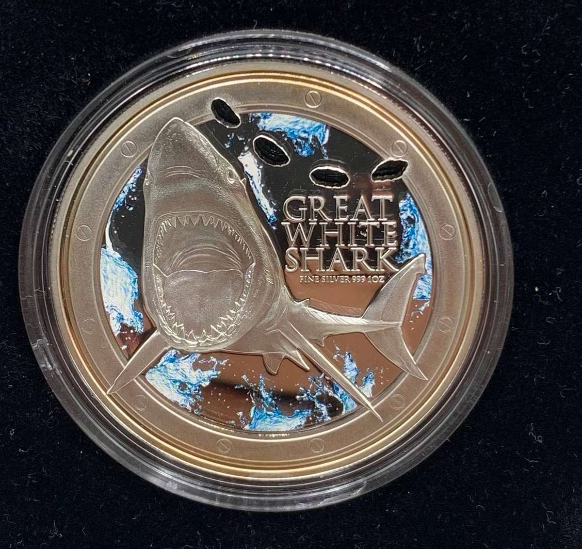 (  MOST CREATIVE  )    2012  GREAT WHITE SHARK  1oz SILVER WITH A SPECIAL FEATURE OF REAL WATER