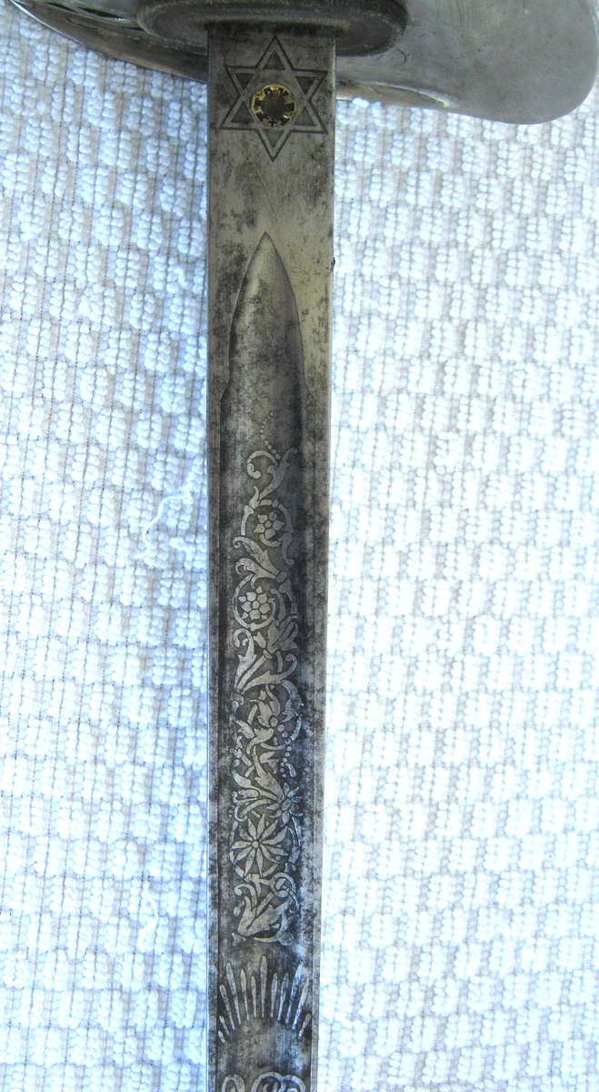 WW1 BRITISH PATTERN 1897 GEORGE V INFANTRY OFFICERS SWORD WITH LEATHER SCABBARD IN FAIR CONDITION