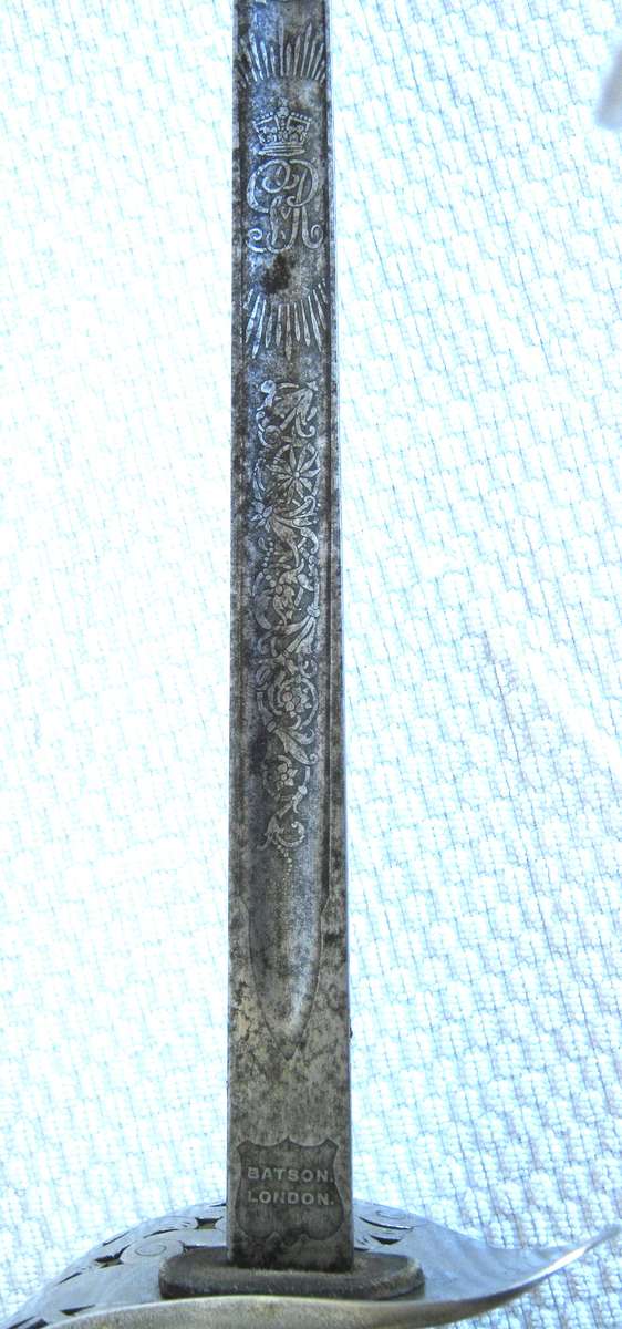WW1 BRITISH PATTERN 1897 GEORGE V INFANTRY OFFICERS SWORD WITH LEATHER SCABBARD IN FAIR CONDITION