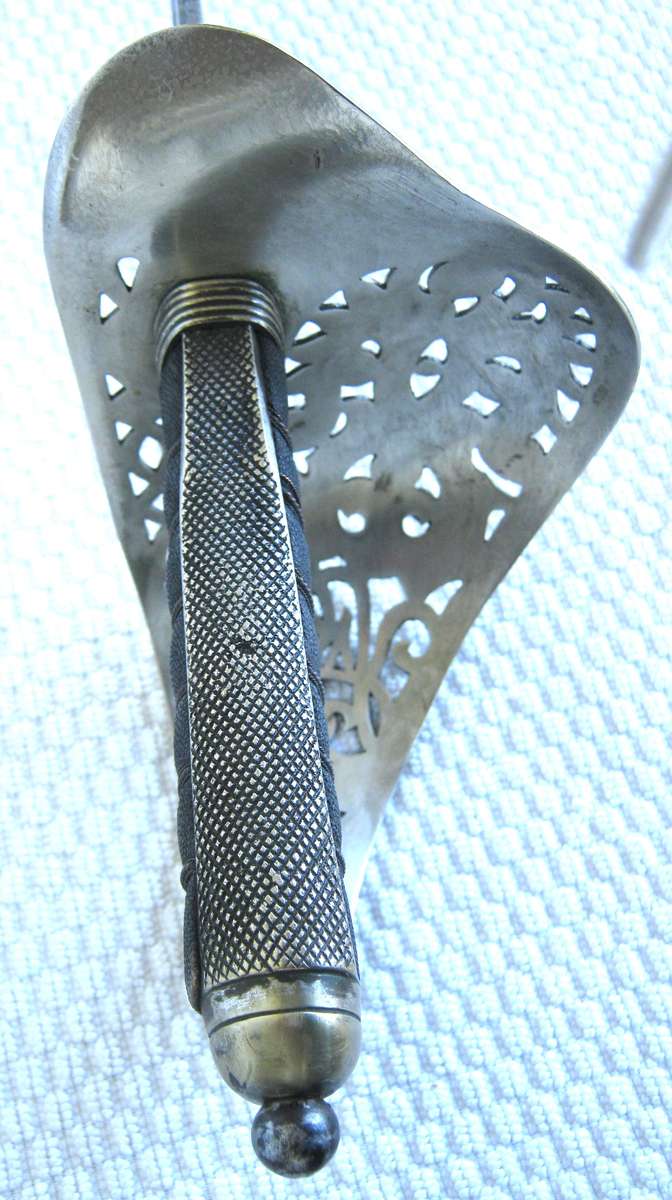 WW1 BRITISH PATTERN 1897 GEORGE V INFANTRY OFFICERS SWORD WITH LEATHER SCABBARD IN FAIR CONDITION