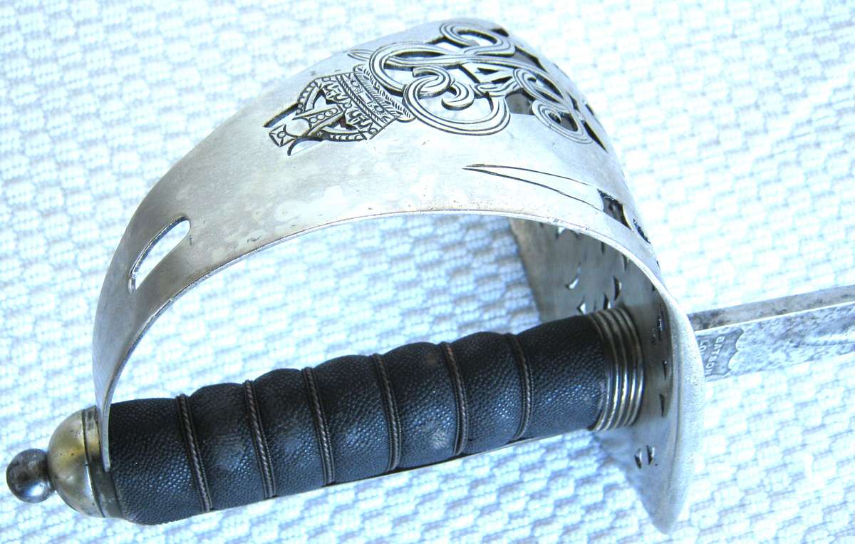 WW1 BRITISH PATTERN 1897 GEORGE V INFANTRY OFFICERS SWORD WITH LEATHER SCABBARD IN FAIR CONDITION