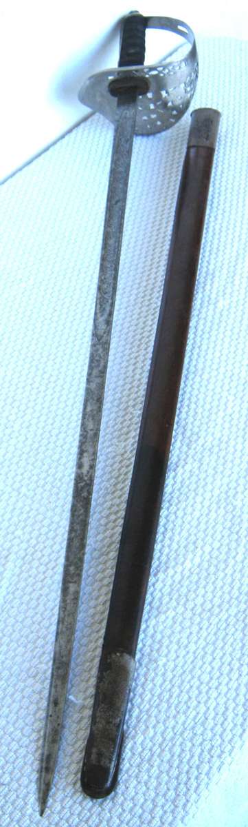WW1 BRITISH PATTERN 1897 GEORGE V INFANTRY OFFICERS SWORD WITH LEATHER SCABBARD IN FAIR CONDITION