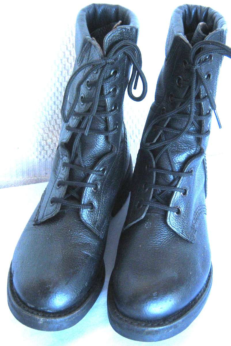 S.A. NAVY BLACK COMBAT BOOTS SIZE 5 IN HARDLY USED CONDITION