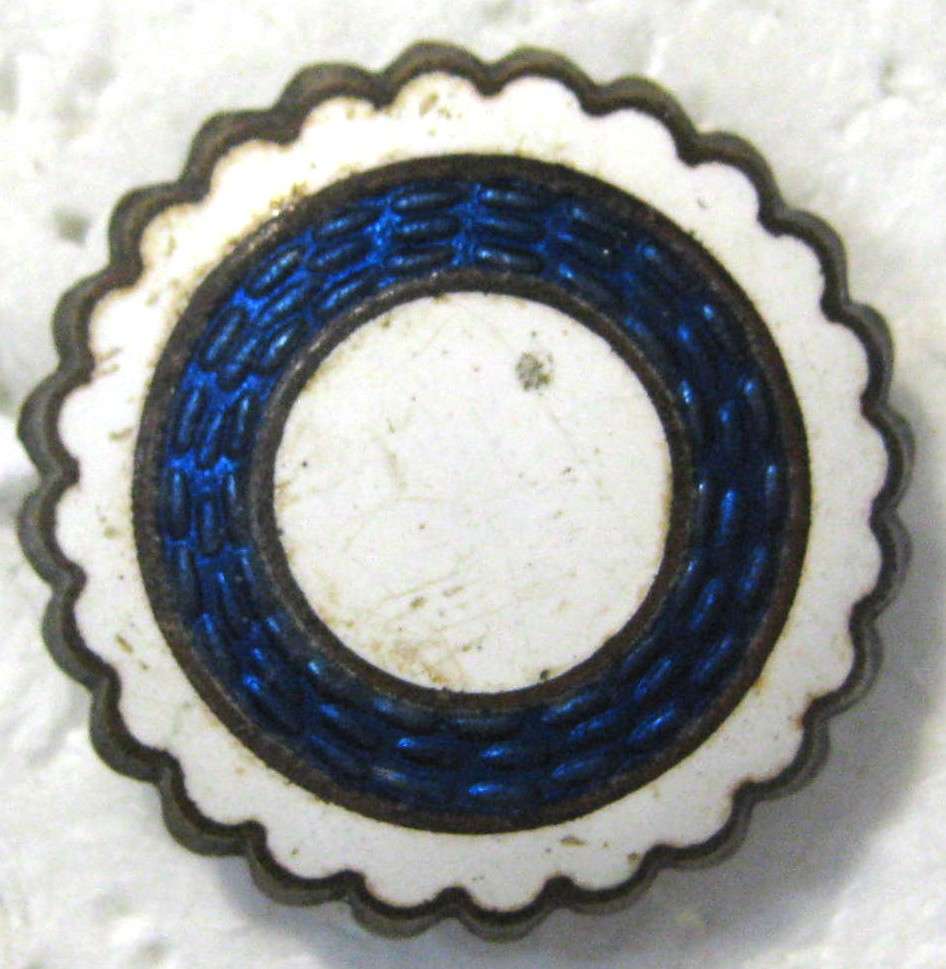 WW2 FINLAND ARMY COCKADE INSIGNIA BRASS AND ENAMEL CAP BADGE WITH ONE PIN IN GOOD CONDITION
