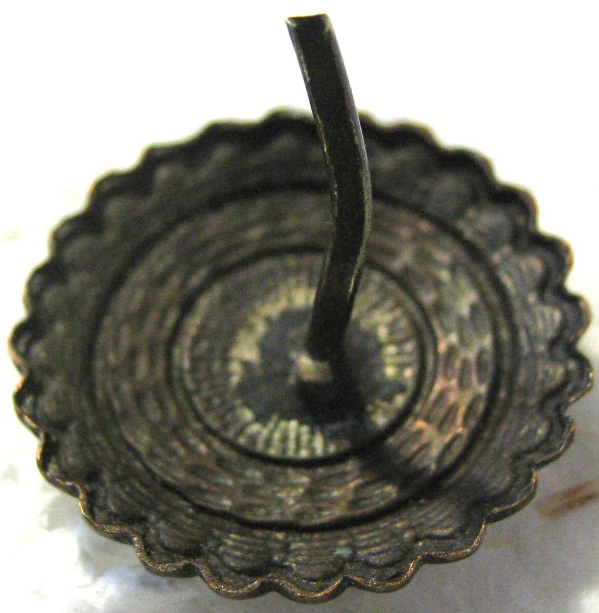 WW2 FINLAND ARMY COCKADE INSIGNIA BRASS AND ENAMEL CAP BADGE WITH ONE PIN IN GOOD CONDITION