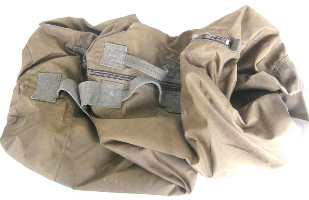 SADF NYLON KIT BAG/BALSAK. SMALL REPAIR OTHERWISE IN VERY GOOD CONDITION