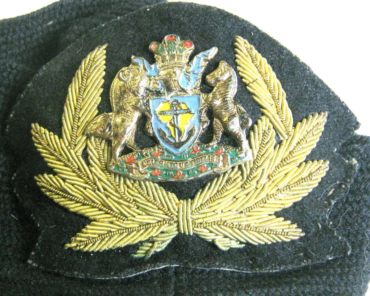 SAFMARINE OFFICERS CAP BADGE IN VERY GOOD CONDITION