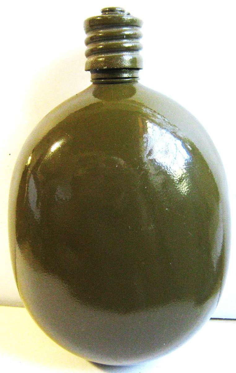 COLD WAR ERA SOVIET RUSSIAN WATER BOTTLE WITH BADGE IN GOOD UNUSED CONDITION