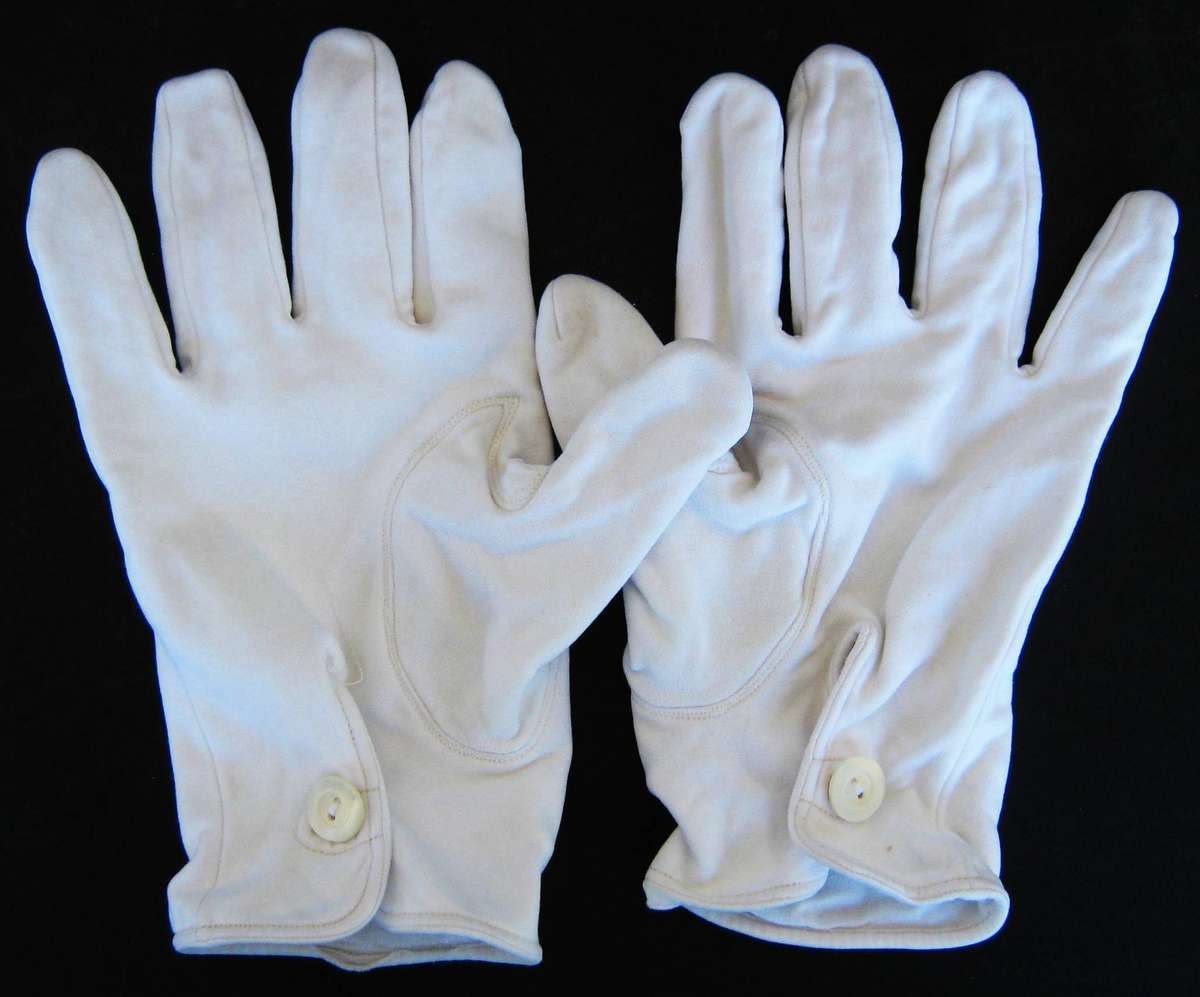 S.A.D.F. WHITE CEREMONIAL GLOVES SIZE MEDIUM IN VERY GOOD USED CONDITION