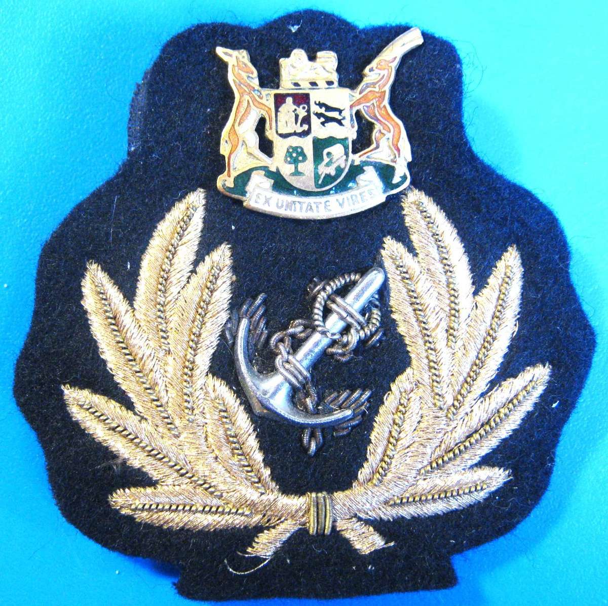OLD S.A. NAVY HARBOUR PILOTS AND TUGMASTERS CAP BADGE - 1961 TO 1994 IN UNUSED CONDITION