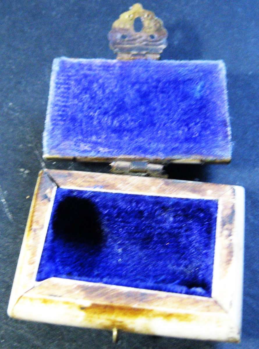 SMALL CAMEL BONE TRINKET BOX 5.5 X 4 X 3.5 MM INGOOD USED CONDITION