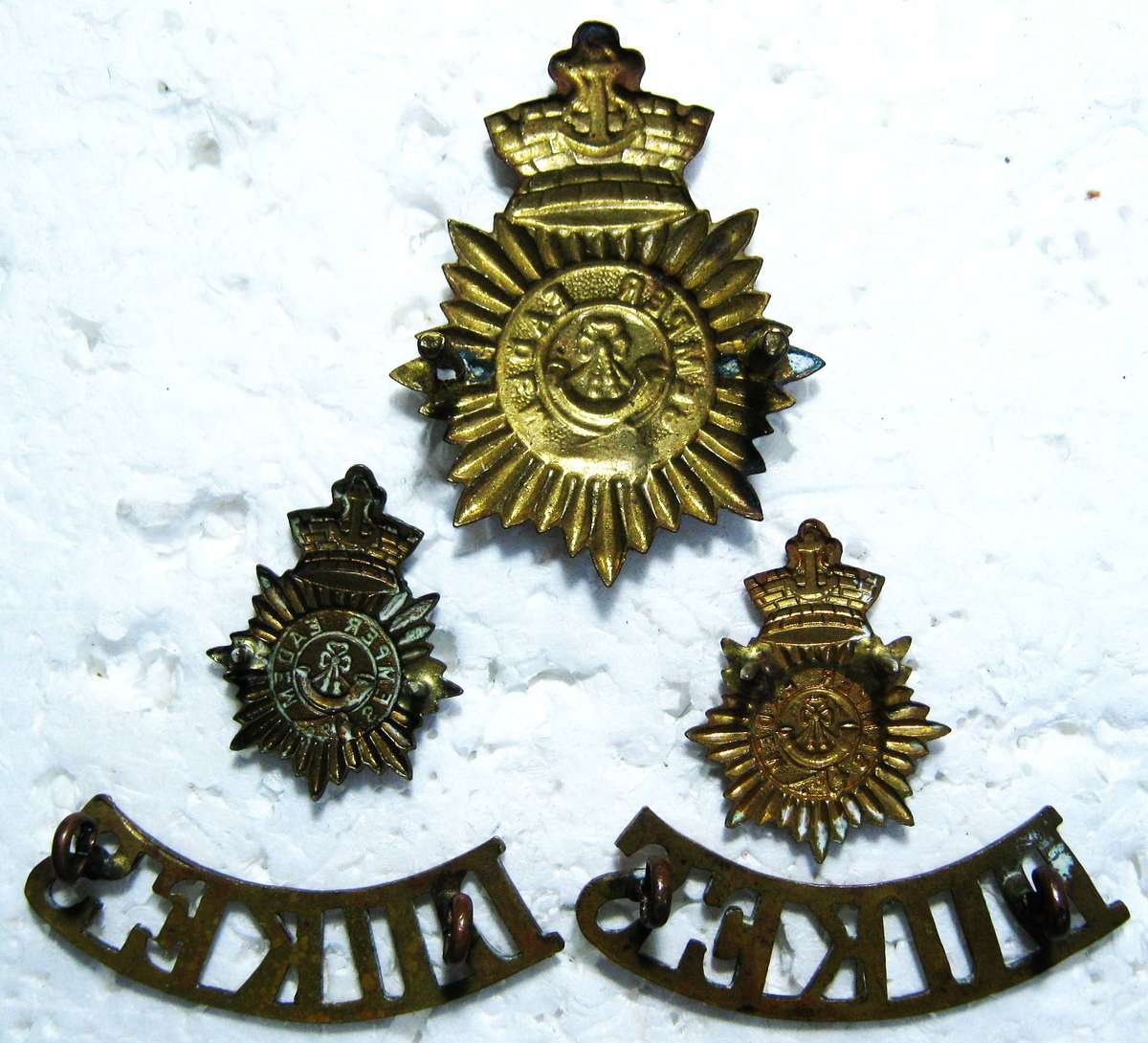 CAPE TOWN RIFLES (DUKES) CAP, COLLAR AND SHOULDER SET WITH PINS AND LUGS IN GOOD CONDITION