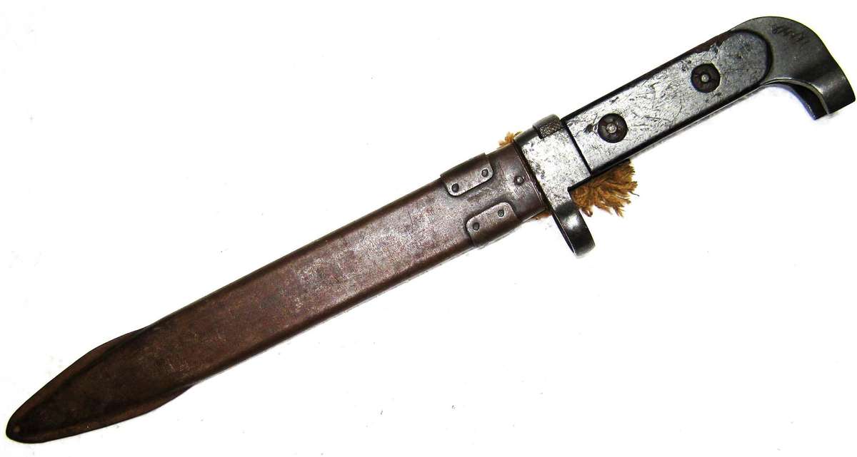 RUSSIAN AK 47 BAYONET WITH SCABBARD BUT STRAP IS BROKEN OTHERWISE GOOD