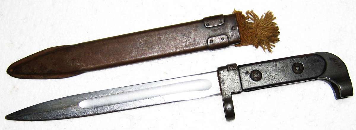 RUSSIAN AK 47 BAYONET WITH SCABBARD BUT STRAP IS BROKEN OTHERWISE GOOD