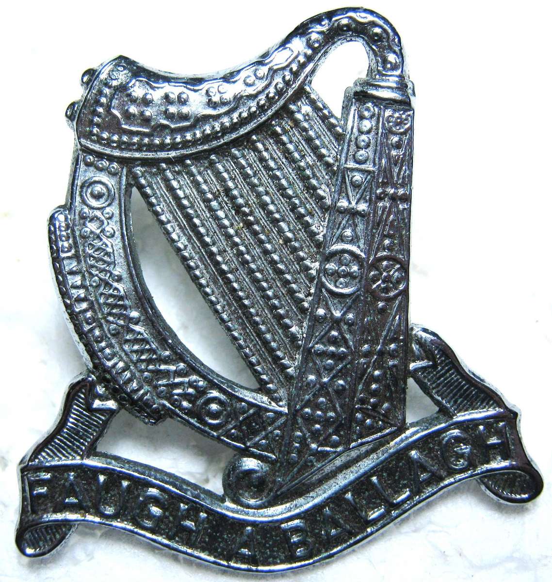 SADF S.A. IRISH CHROMED CAP BADGE WITH LUGS IN GOOD CONDITION